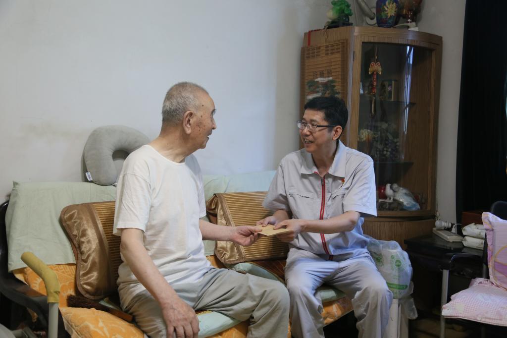 西开有限组织开展“七一”前走访慰问-西安西电高压开关有限责任公司