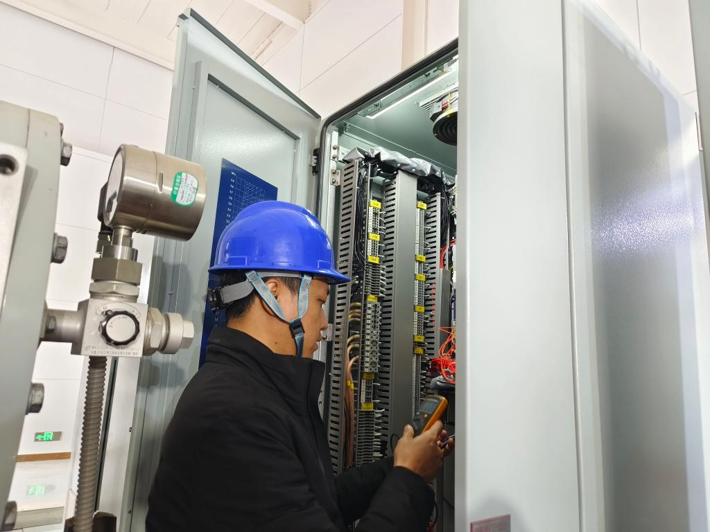 主题教育 · 建新功 | 科技登高——西开有限自研GIS就地监测显示装置实现首次工程应用-西安西电高压开关有限责任公司